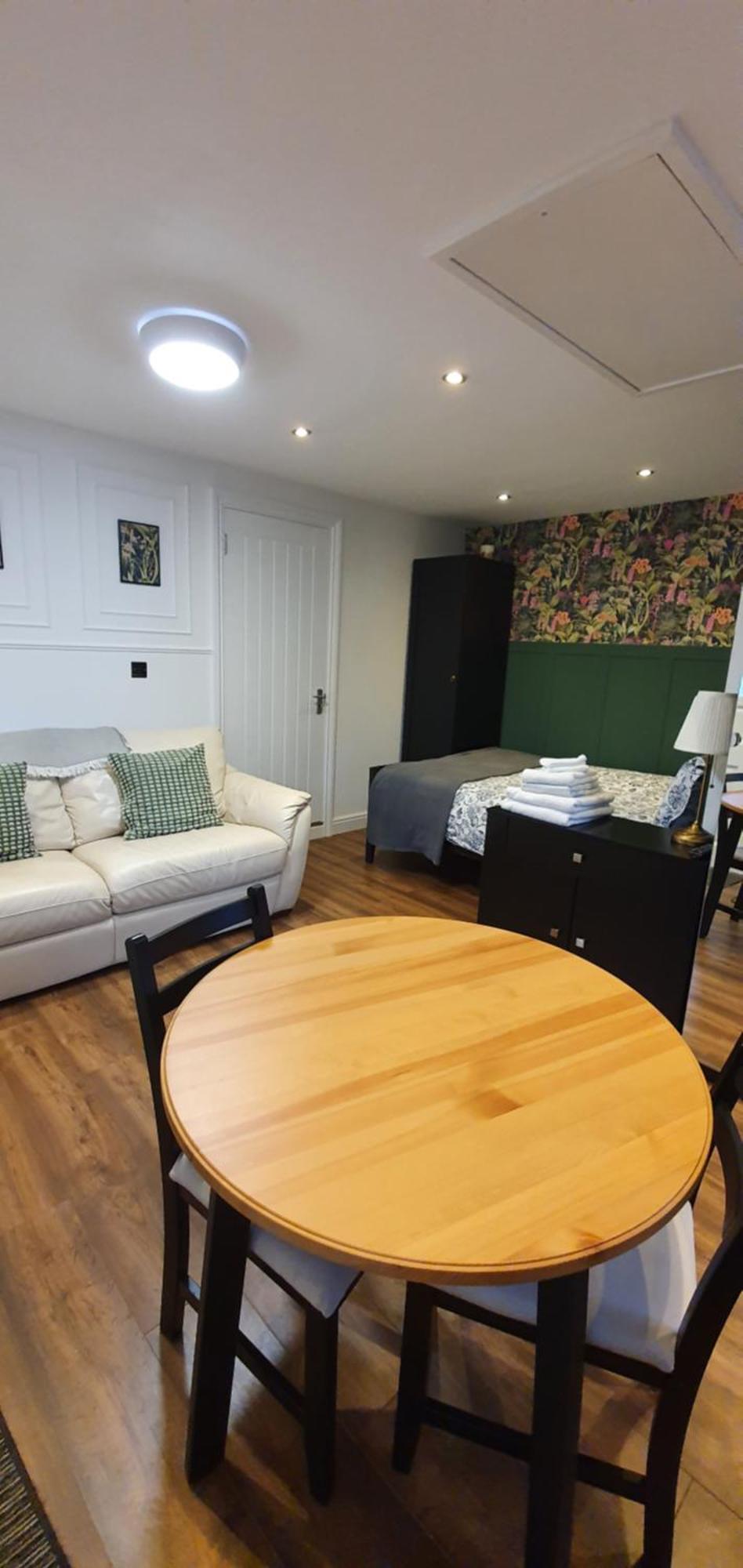 Self-Contained Guest Suite Гилдфорд Екстериор снимка